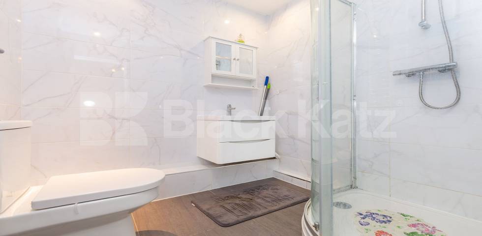 			3 Bedroom, 2 bath, 2 reception Apartment			 Summers Lane, North Finchley